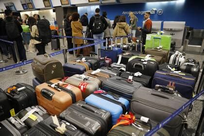 Paros parciales de Aeronáuticos: se prevén demoras y.